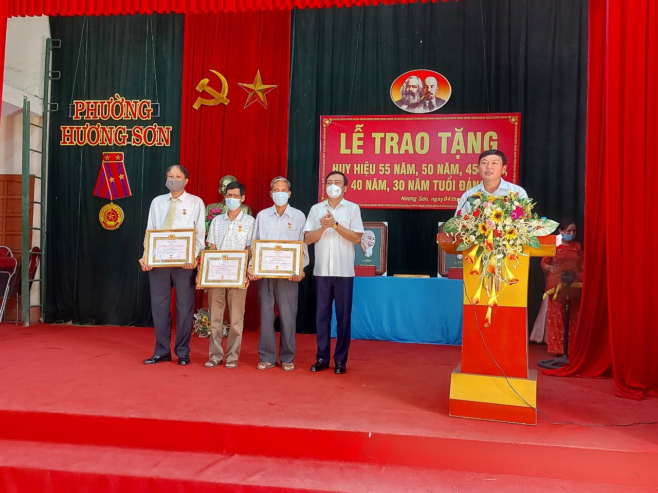 Đồng chí Ngô Thủy, Ủy viên BTV, Trưởng ban tổ chức Thành ủy Thái Nguyên trao tặng Huy hiệu Đảng cho các Đảng viên